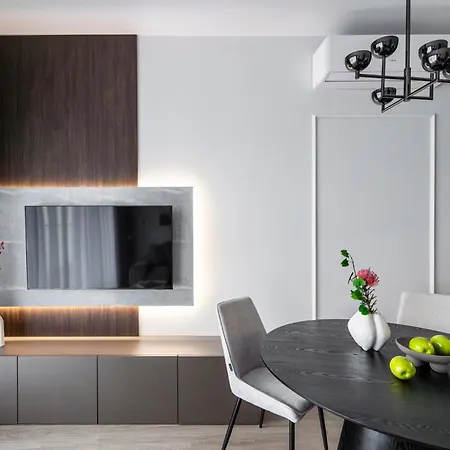 Appartement Chronos With Parking And Air Conditioning In Wola By Renters Prestige